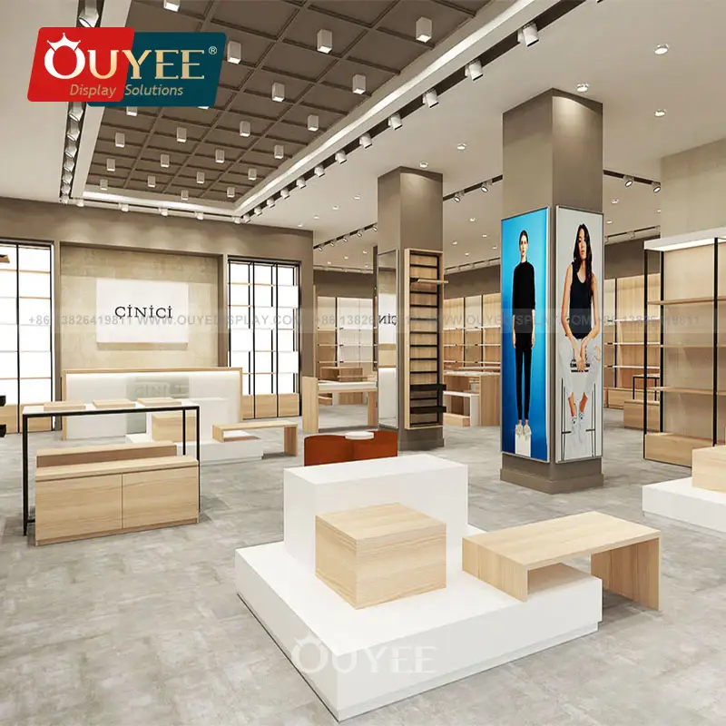 Expositor e araras de metal para roupas em lojas de vestuário. 1