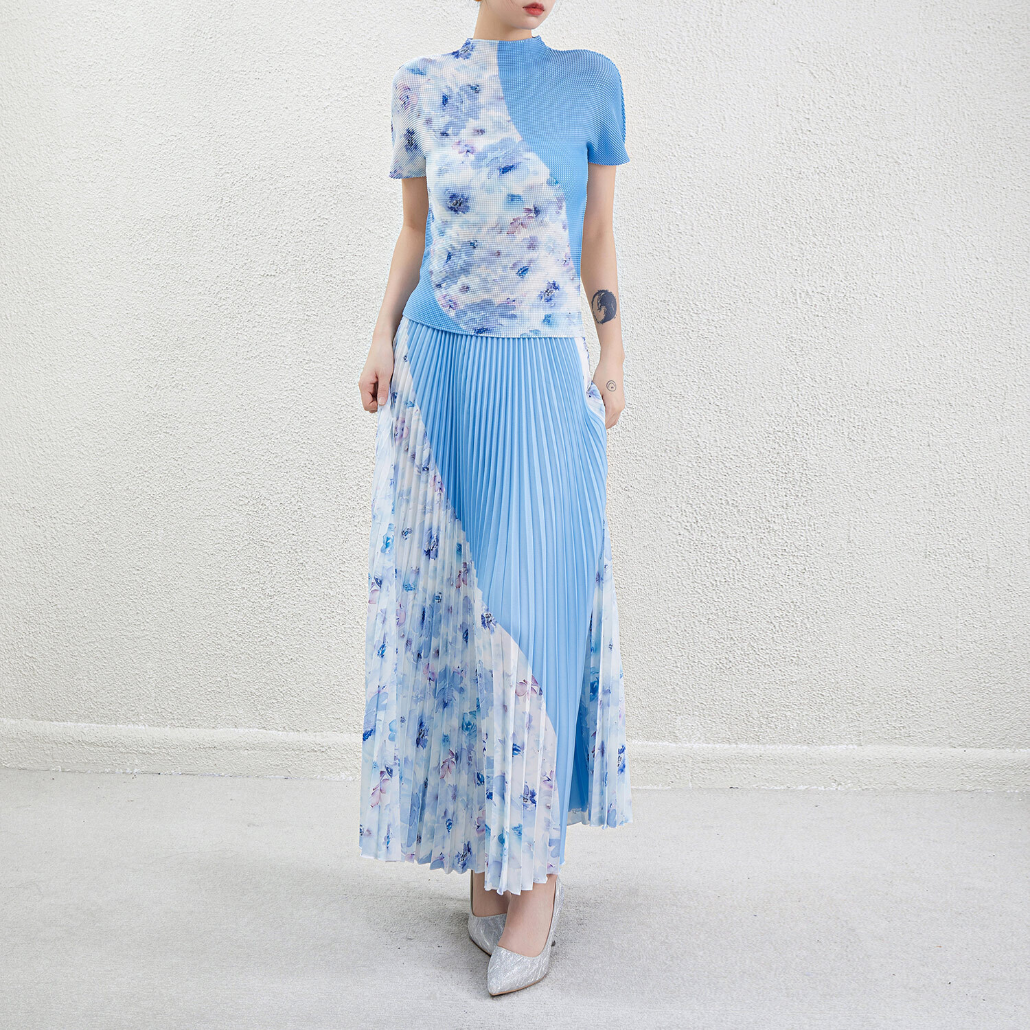 OEM/ODM Pleated Skirt Suit – Tailored for Your Brand’s Unique Style Accept Custom Miyake Women's Printed Pleated Skirt Elastic O-neck Top Loose Ankle-length Pleated Two-piece Set 3