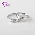 Bague de couple en or blanc 14 carats avec diamant et moissanite ronde de 4 mm 1