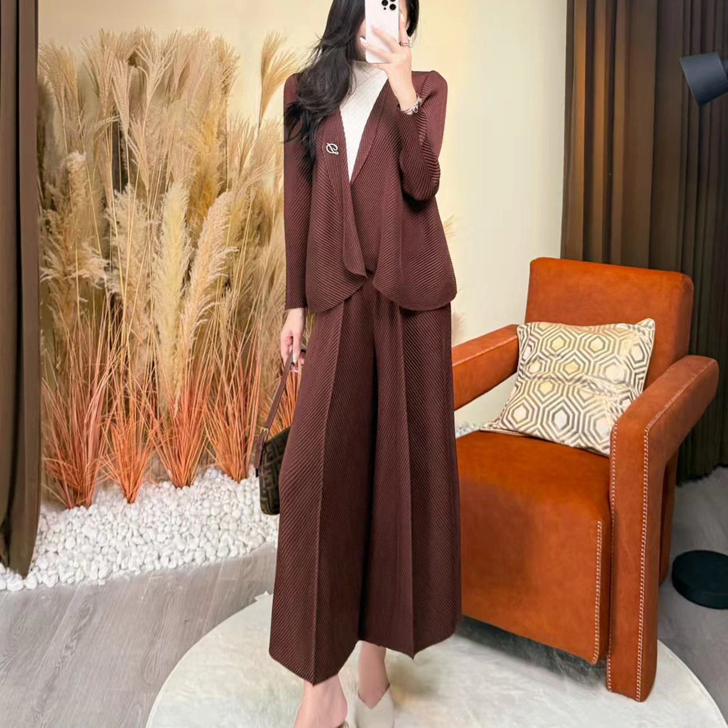 ChatGPT : Ensemble deux pièces plissé chic Miyake, haut à manches longues et pantalon large taille haute 1