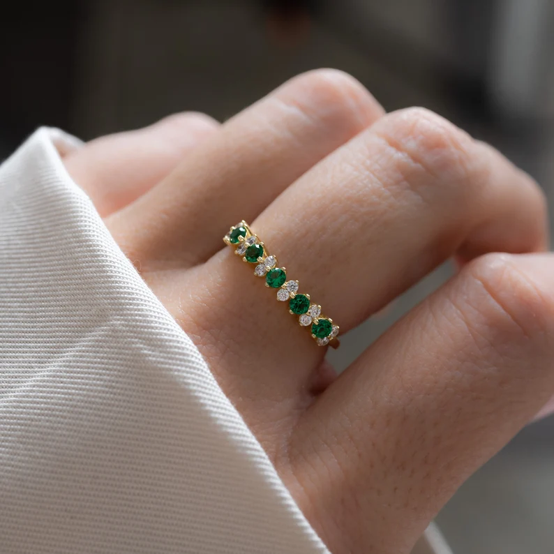 Alliance minimaliste 14 carats sertie d&39;émeraude de laboratoire <000000> et de diamants de laboratoire pour femme 12