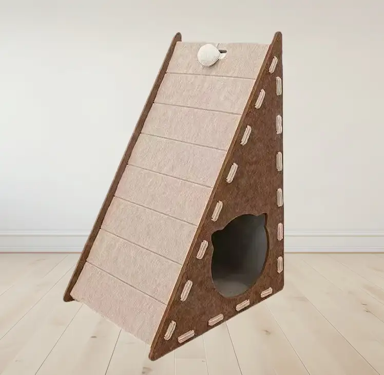Griffoir extra large en feutre pour chat avec maison et poteau triangulaire. 1