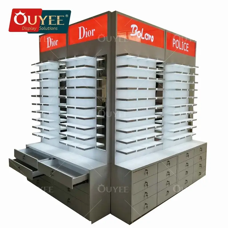 Vitrine sur mesure dorée pour lunettes de soleil et montures optiques 1