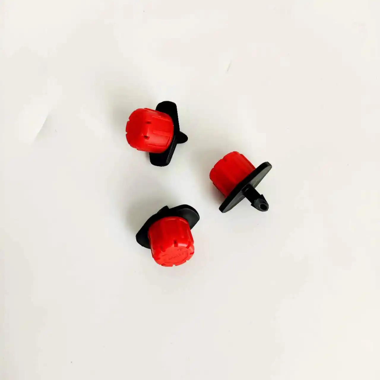 果树倒钩红色喷嘴可调节滴头，适用于PE管 1