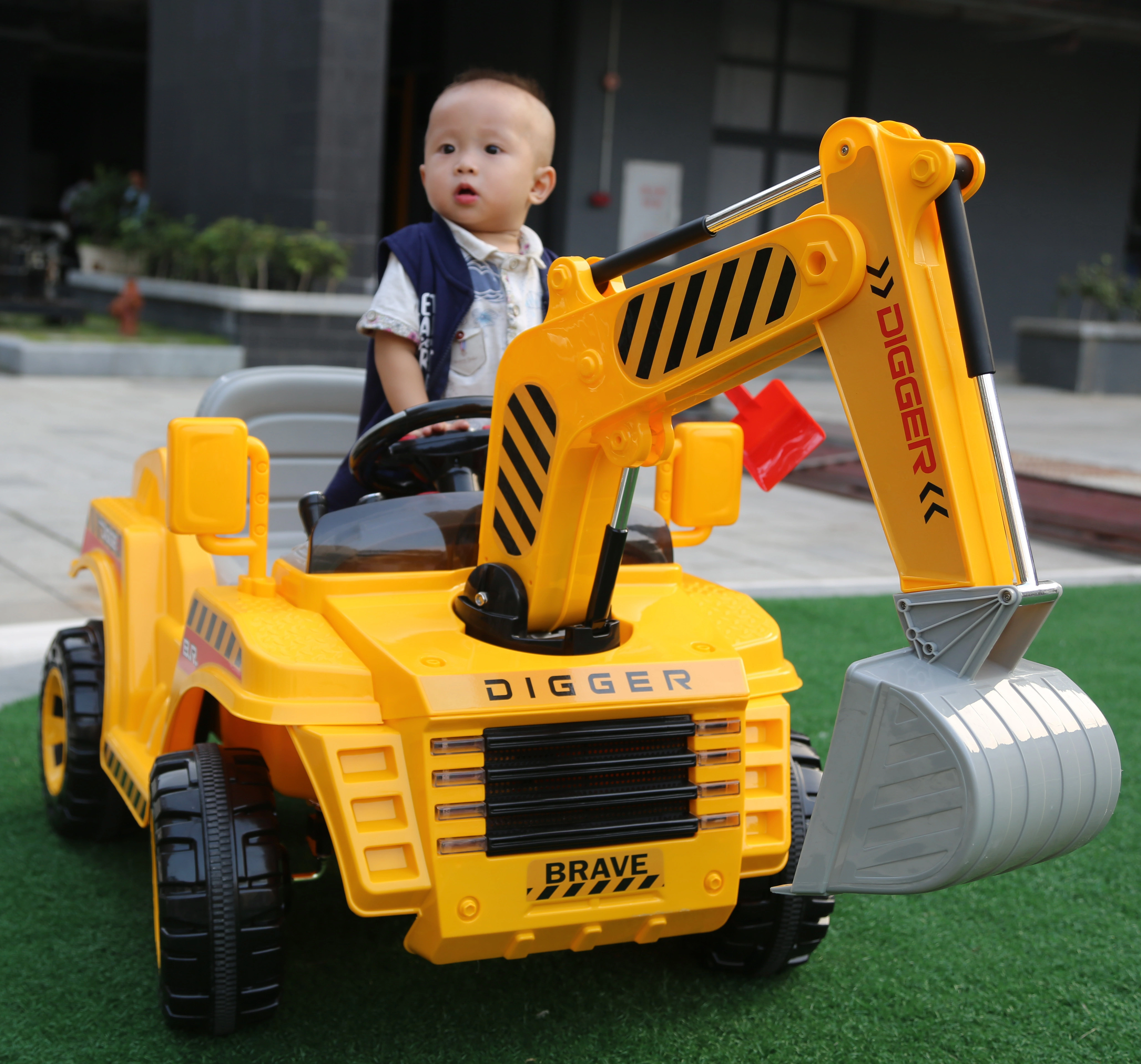 Battery Operated Ride On Digger Kids Ride-on Cars With Throttle Brake Music Horn Light 1