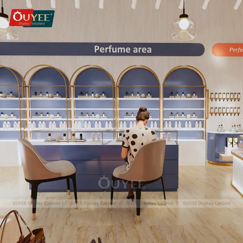 Auslagen im Duty-Free-Shop: Uhren, Sonnenbrillen, Taschen &amp; Parfüm 1