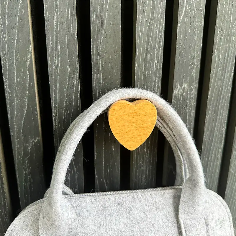 Houten haken voor geluidsabsorberende panelen en akoestische panelen met houten latten. 1