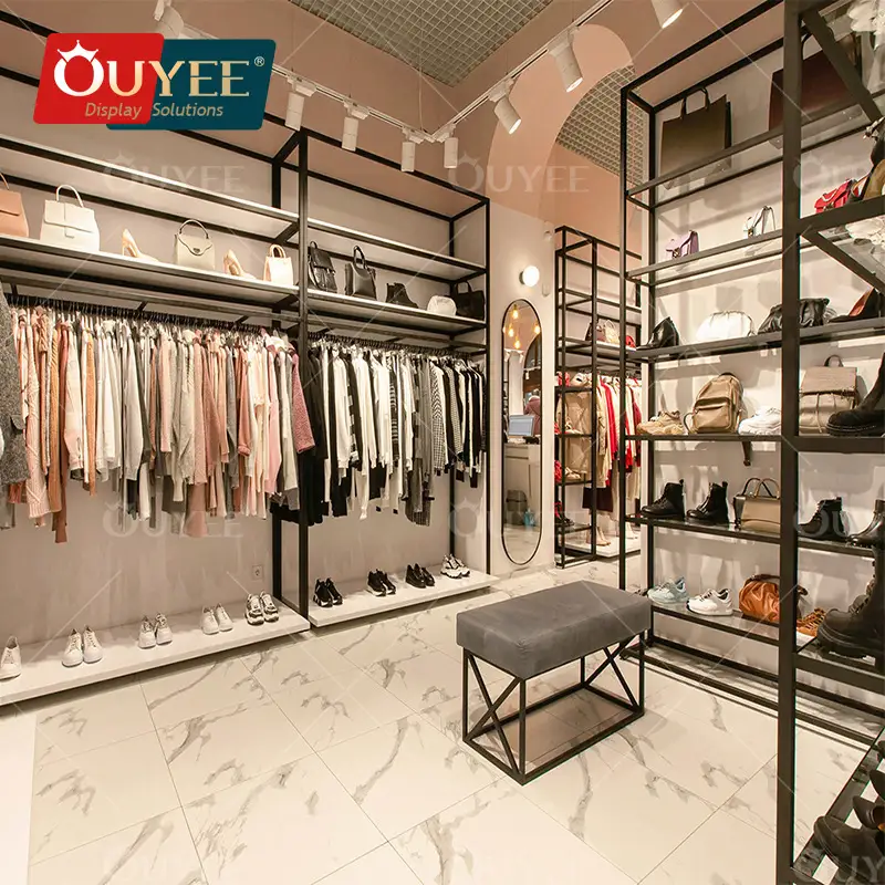 Maßgefertigter Kleiderständer und Metallregal für ein Damenbekleidungsgeschäft 1