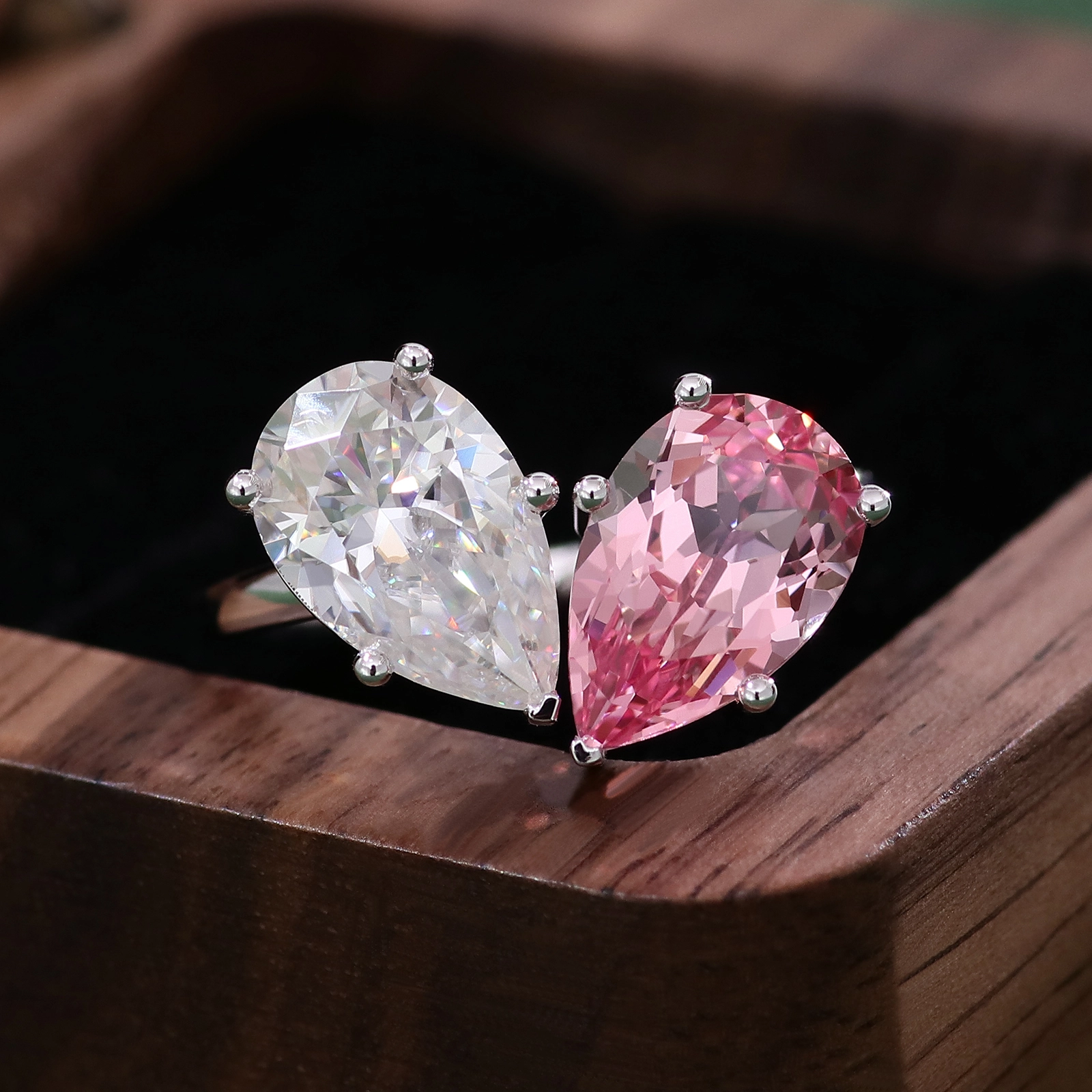 Hot Sale Fine Jewelry Engagement Wedding Rings 18k 14k 10k Solid Gold Pear Cut Moissanite Diamond Rings For Women Men 1