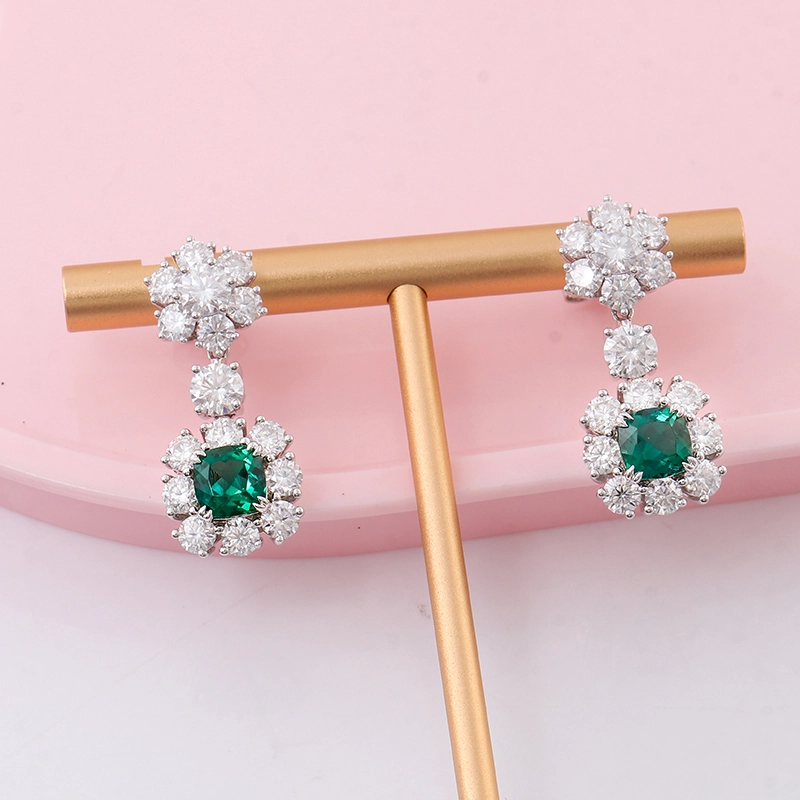 1carat 6x6 mm coussin brillant centre coupé en boucles d'oreilles de fleurs émeraude en or blanc 14 carats pour la mariée 1