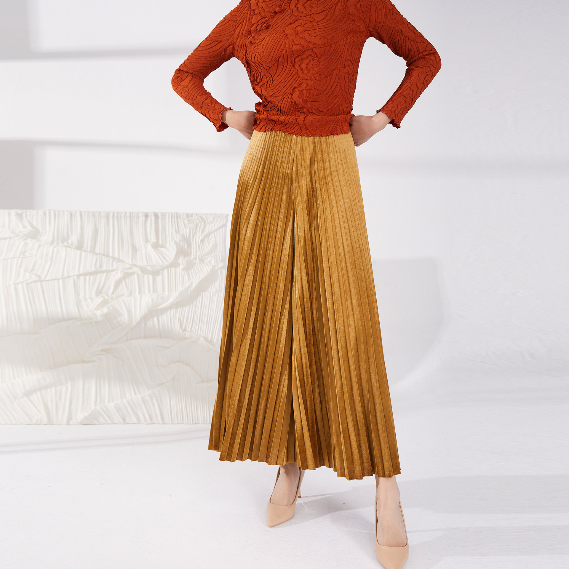 OEM <000000> ODM Hersteller von Faltenhosen | Benutzerdefiniert <000000> Großhandel Hochwertige Damenmode in Übergröße aus goldenem Samt, Freizeithose für Damen, hohe Taille, Hose mit weitem Bein, Faltenhose 14