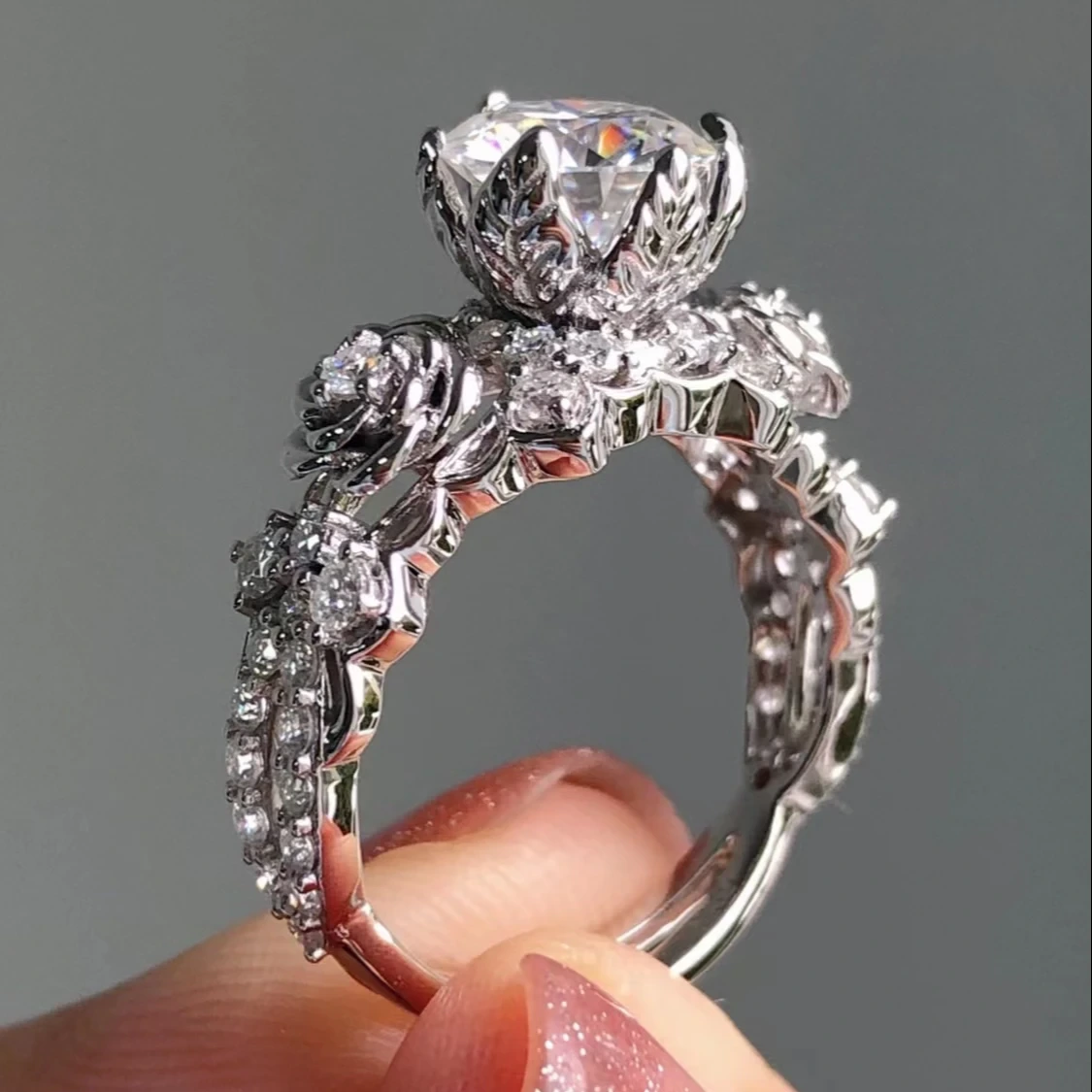 Diseño floral 2ct Round Cut Engagement Moissanite Anillo de oro de 10k White Moissy Women Ring 1