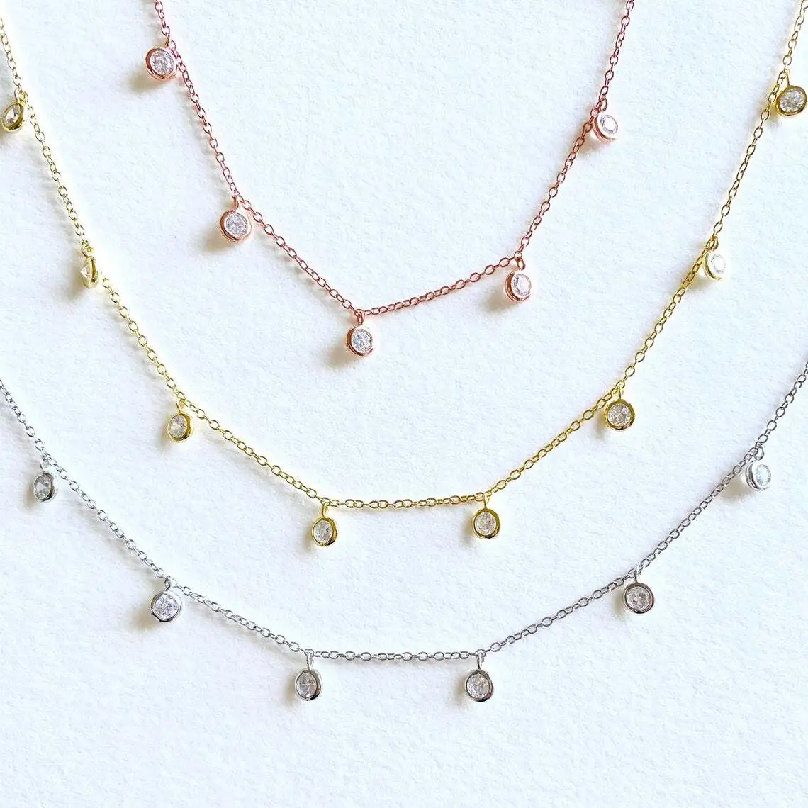 Día del día de San Valentín Regalo delicadizo Collar de gargantilla de diamantes Moissanite en entorno de bisel 1