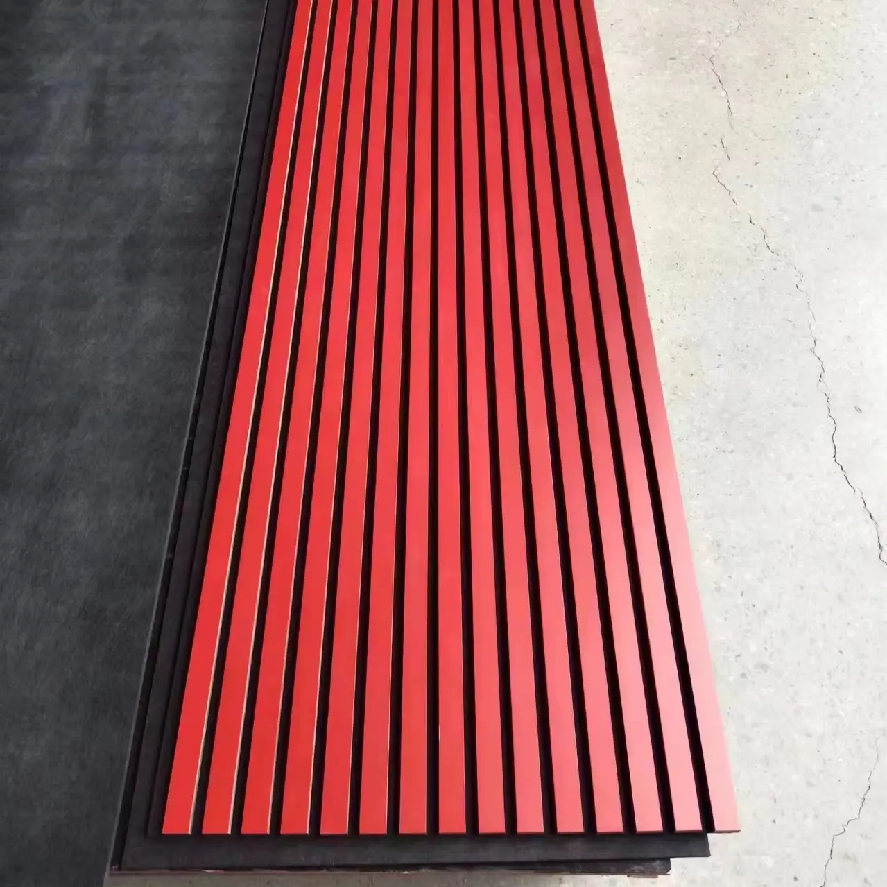 Paneles acústicos de madera con revestimiento de PVC rojo y láminas de pared absorbentes de sonido para habitaciones. 1