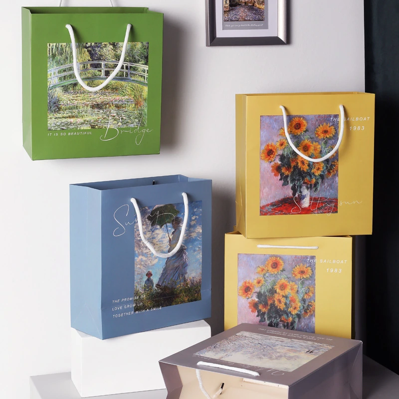 Небольшие персонализированные подарочные бумажные пакеты класса люкс с ленточной ручкой, на которые наносится логотип на заказ. 1