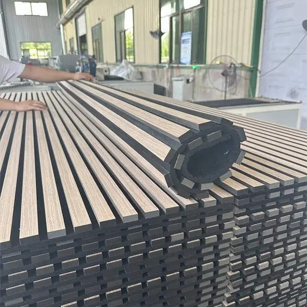 Panneau mural acoustique incurvé et flexible en MDF plaqué bois 3D 1