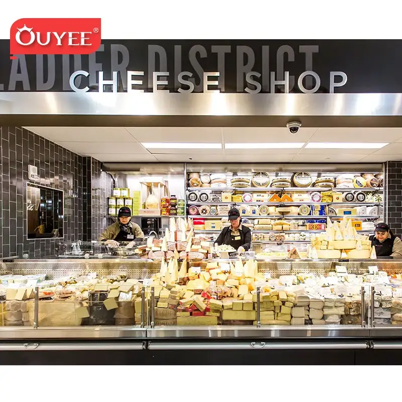 Gondelregale im Supermarkt, Obst- und Gemüseregal im Lebensmittelgeschäft 1