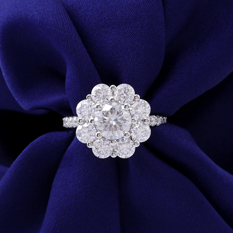 Bague en or blanc 10 carats avec diamants de haute qualité et grappe de 2 carats. 1
