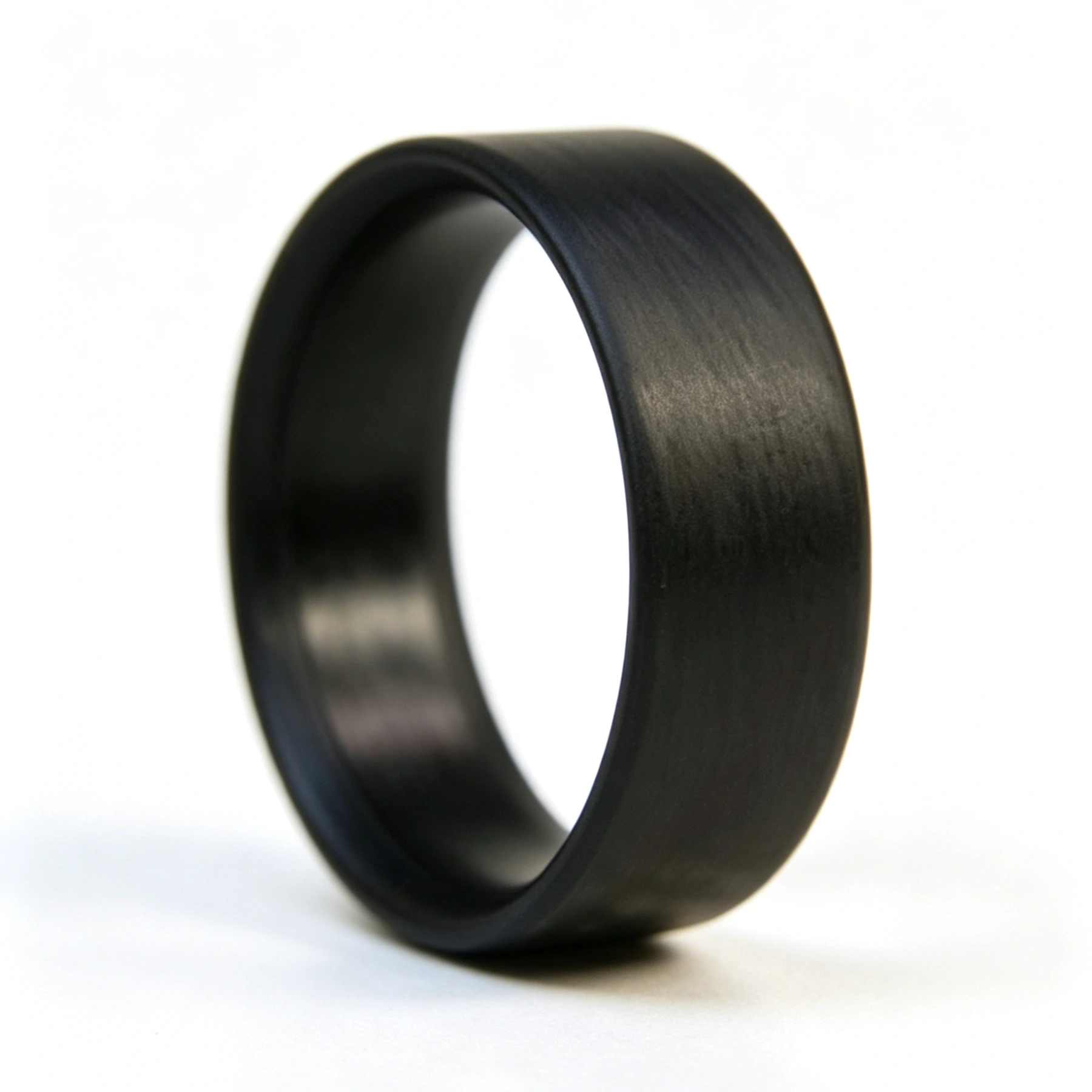 Anello da uomo in fibra di carbonio nero opaco, ultraleggero e resistente allo sbiadimento, un vero bestseller. 1