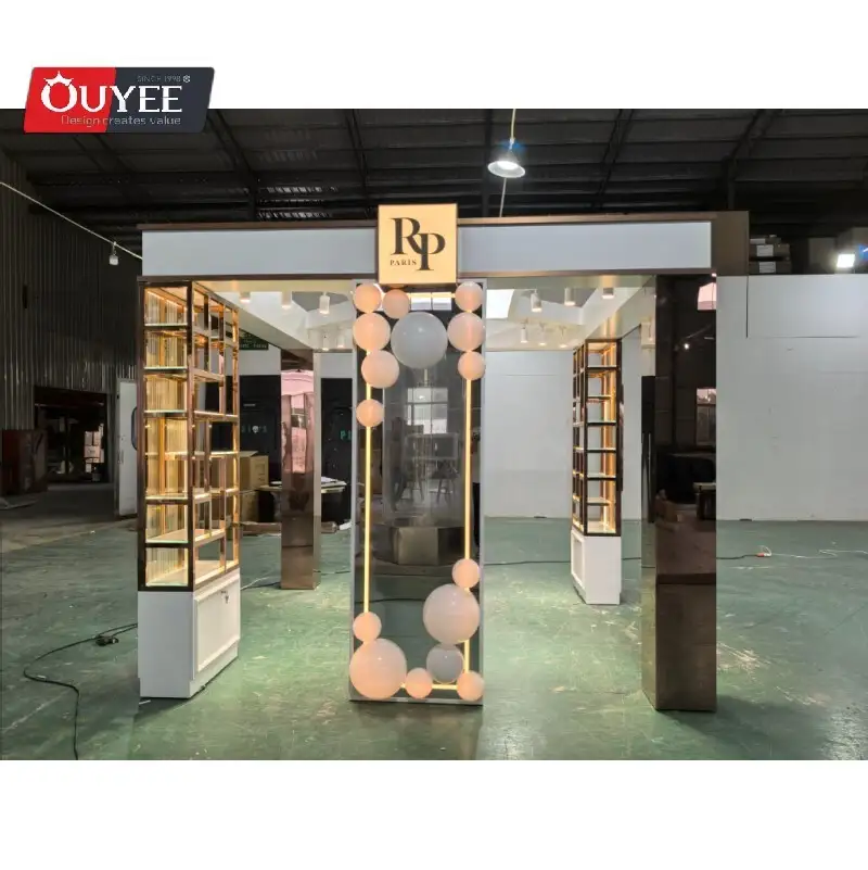 كشك عطور - كشك عطور مصمم خصيصًا بأرفف زجاجية وفولاذ ذهبي 1