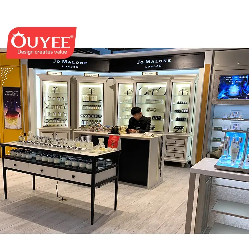 Chiosco espositivo commerciale per profumi e cosmetici, ideale per centri commerciali. 1