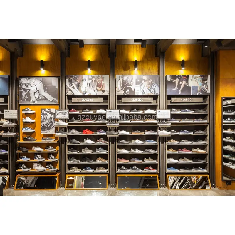 Maßgefertigte Ladeneinrichtungen und Wanddisplays aus Holz für Sportschuhe 1