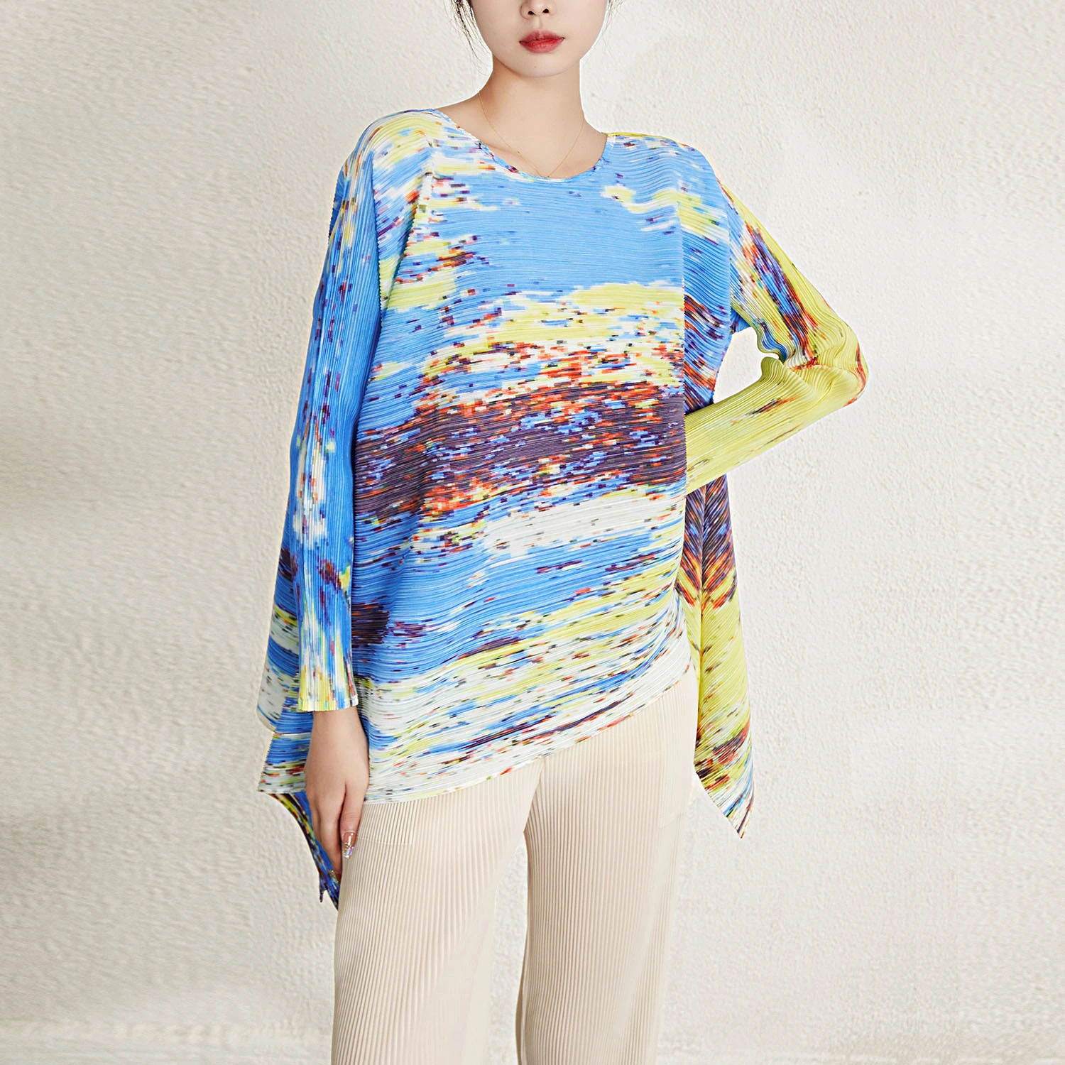Chemises plissées tendance – Vente en gros pour les détaillants de mode Dernier haut plissé Miyake Design de mode Plis Asymétrique Imprimé Graffiti Femmes T-shirt décontracté à manches longues 1