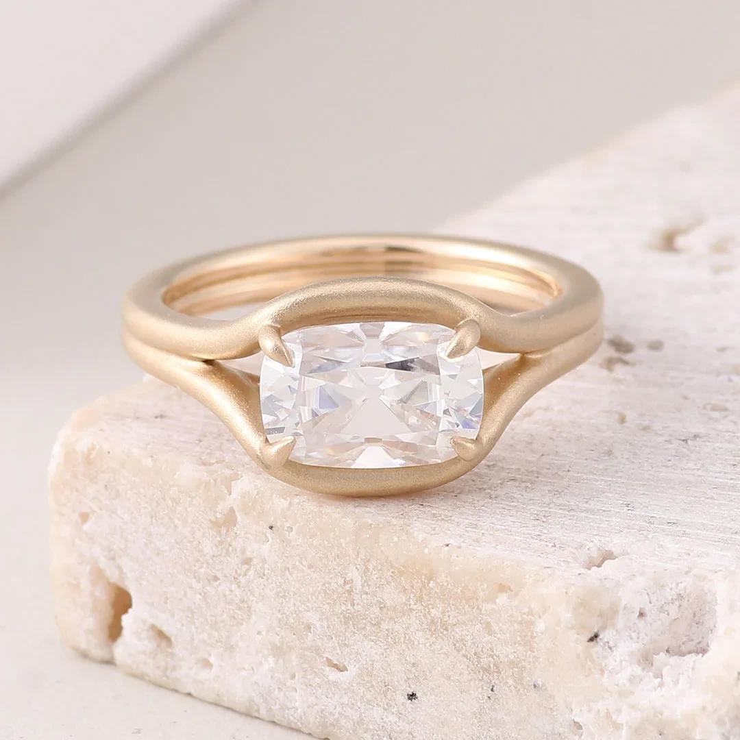 Bague de mariage en or massif 10 carats, 14 carats, 18 carats, bague solitaire OMC en moissanite taille coussin avec finition en or brossé 1