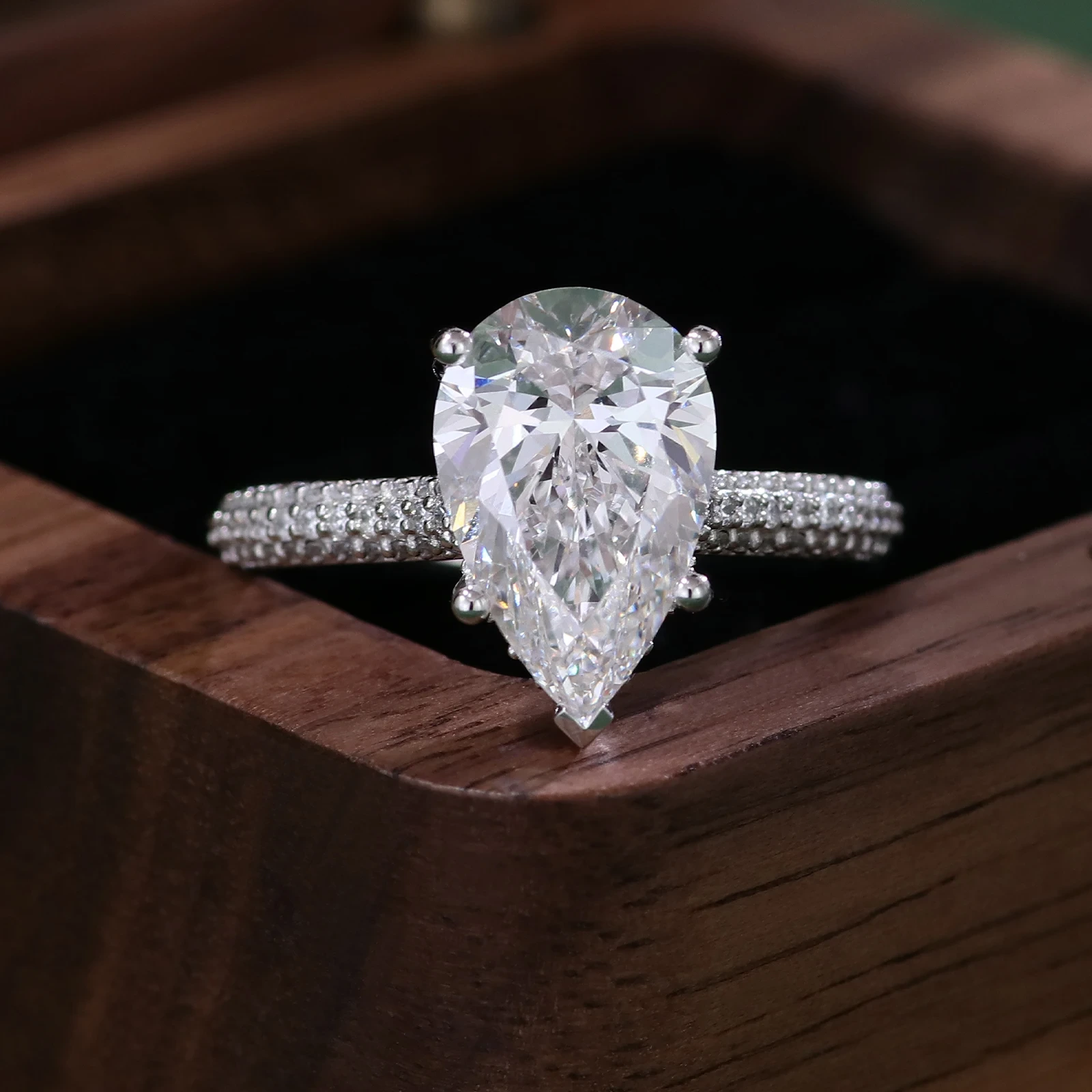 Factory Wholesale 2ct Pear Cut Lab Grown Diamond Engagement Rings For Women Party 18k White Gold Wedding Ring 1