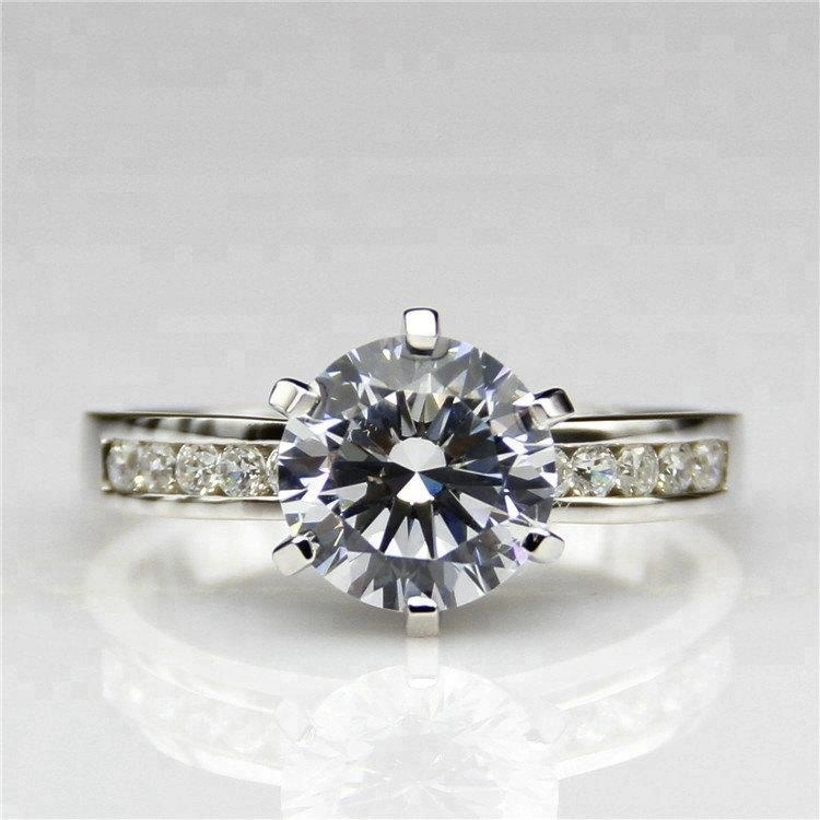 Bague de fiançailles en or blanc 14 carats avec 6 griffes et accents en moissanite ronde de 2 carats 1