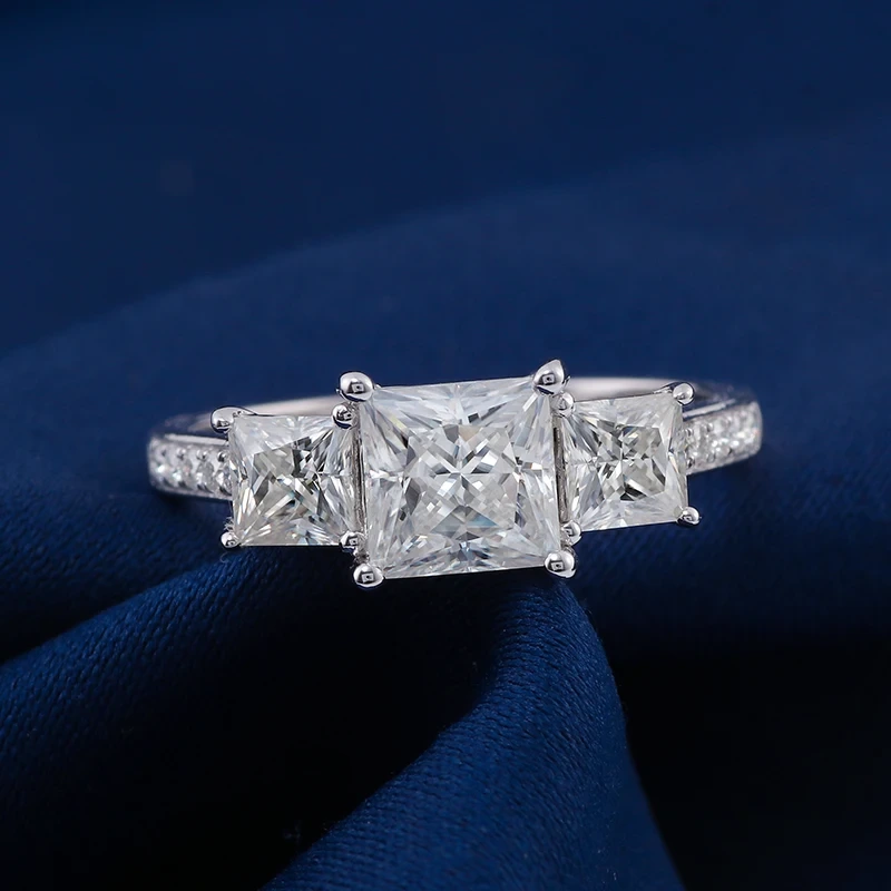 Anillo de compromiso de moissanita blanca de corte princesa de 6 x 6 mm con gema provenzal de 3 piedras 1