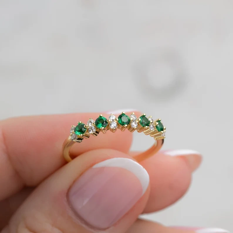 Alliance minimaliste 14 carats sertie d&39;émeraude de laboratoire &lt;000000&gt; et de diamants de laboratoire pour femme 1
