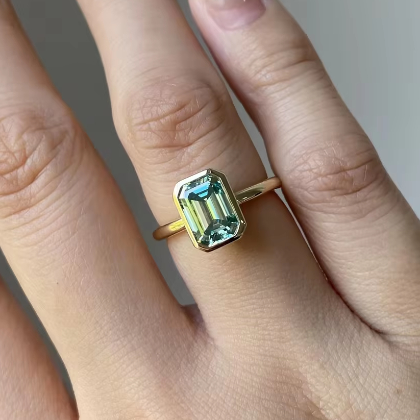 2.5ct esmeralda azul verde moissanite anillo solitario bisel configuración joyería fina de 10k oro amarillo anillo de compromiso de diamante personalizado 1