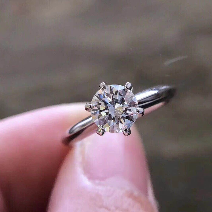 Anneau de pierre Moisanite simple conçoit un anneau d'or solitaire pour femme 1