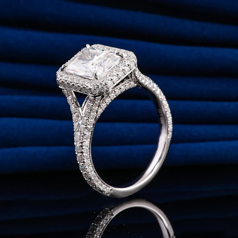 Anneau de fiançailles Moisanite Radiant Cut moderne avec halo et bande fendue pavée en or blanc 14 carats 1