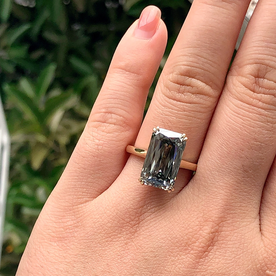 Ring Moisanite Grey 9CT dans une bague de fiançailles aux femmes à facettes gris gris en or 10k Gold. 1
