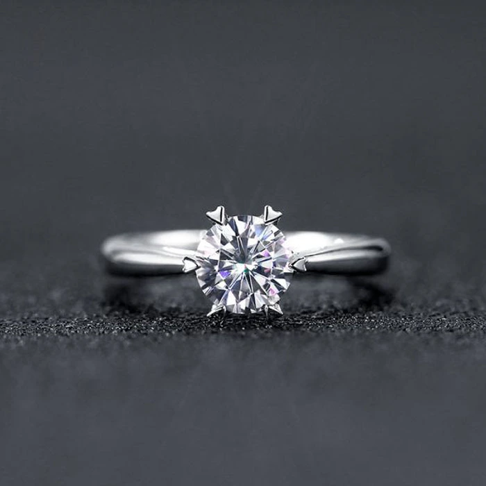Coulaque de fraw à un coeur 1ct rond près de Ring Moissanite 925 Siltaire Siltaire pour amoureux 1