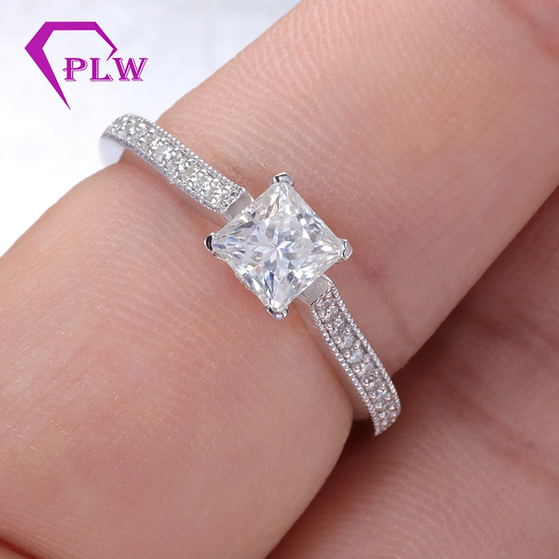 Anillo de compromiso clásico de moissanita de corte princesa de 1 quilate con diamantes engastados.950 1