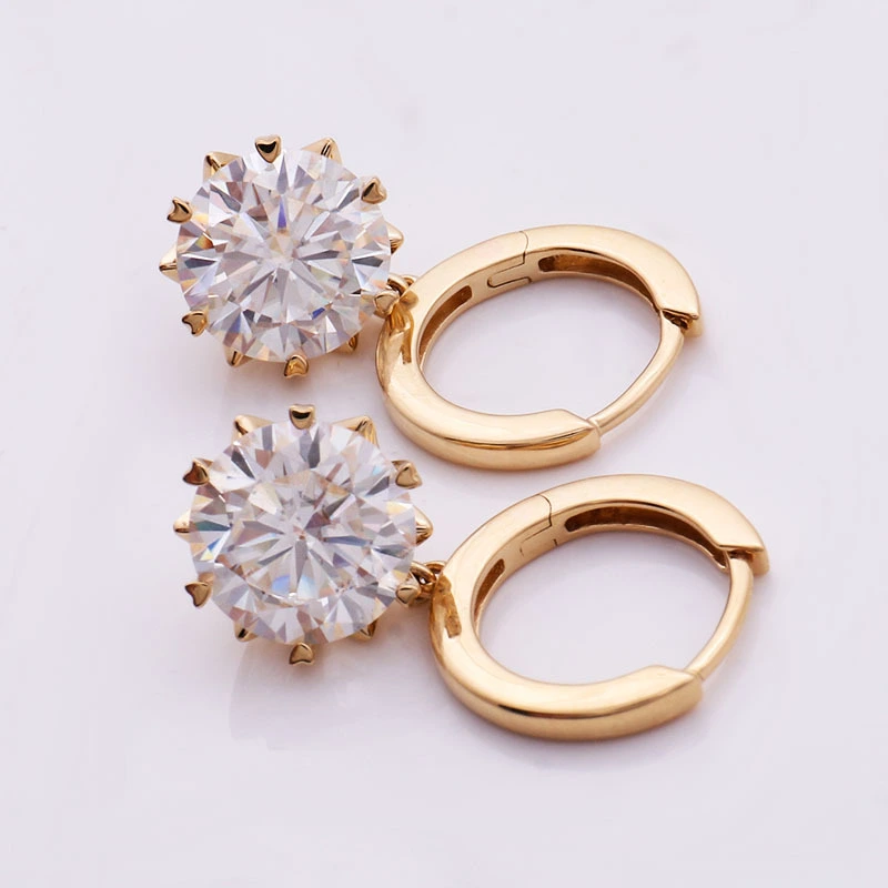 Design moderne en or jaune 18 carats avec goutte de moissanite 1