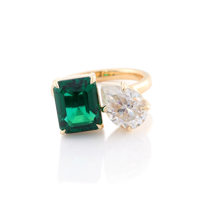 Emily Ratajkowski Anillo de compromiso de celebridades Doble Diamond Pear Moissanite y Lab Emerald 10K Gold Toi et Moi Anillo 1