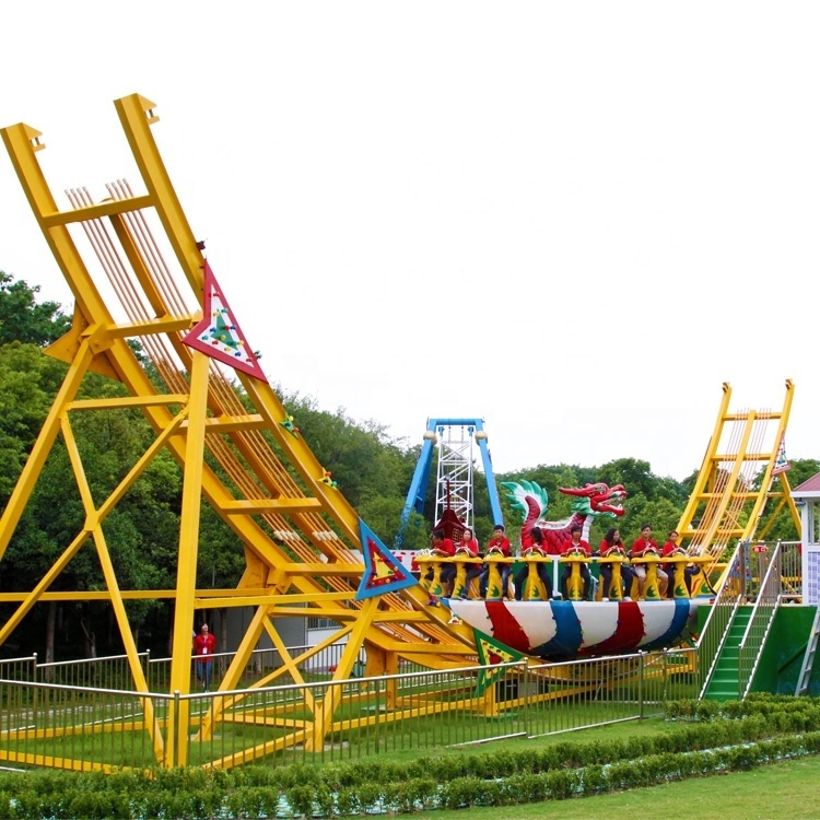 Atracción en parque de atracciones volador con forma de ovni y platillo mágico 1