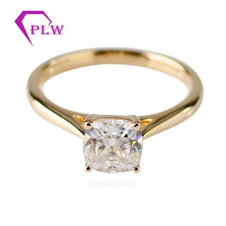 Bague coussin en or blanc 14 carats avec diamants et moissanite, superbe modèle de 6 mm, en vente en usine 1