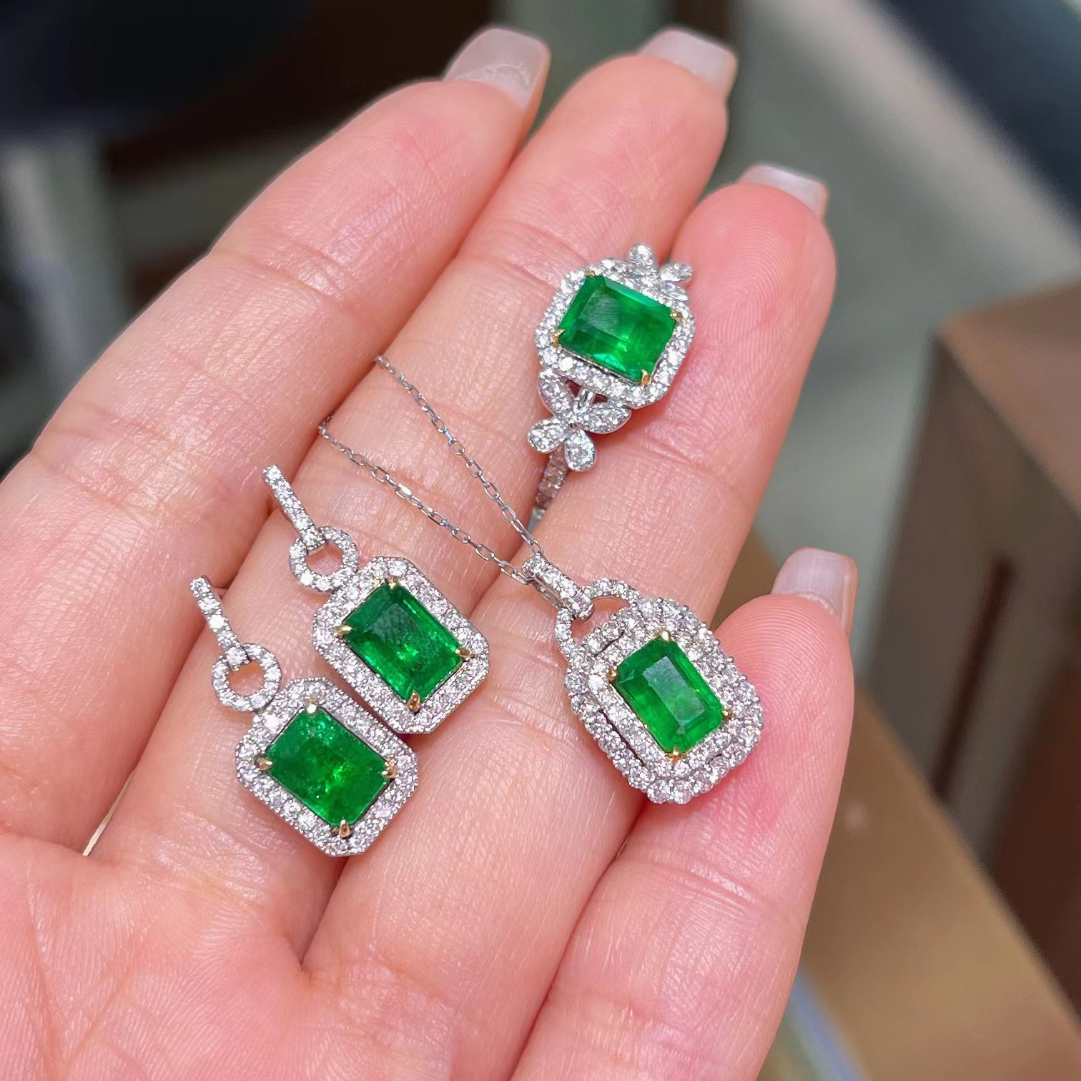 Juego de joyas al por mayor de mujeres con un laboratorio de oro de 18 km cultivados esmeraldas con defecto de color moissanite diamante juego de joyas de oro puro 18k real 1