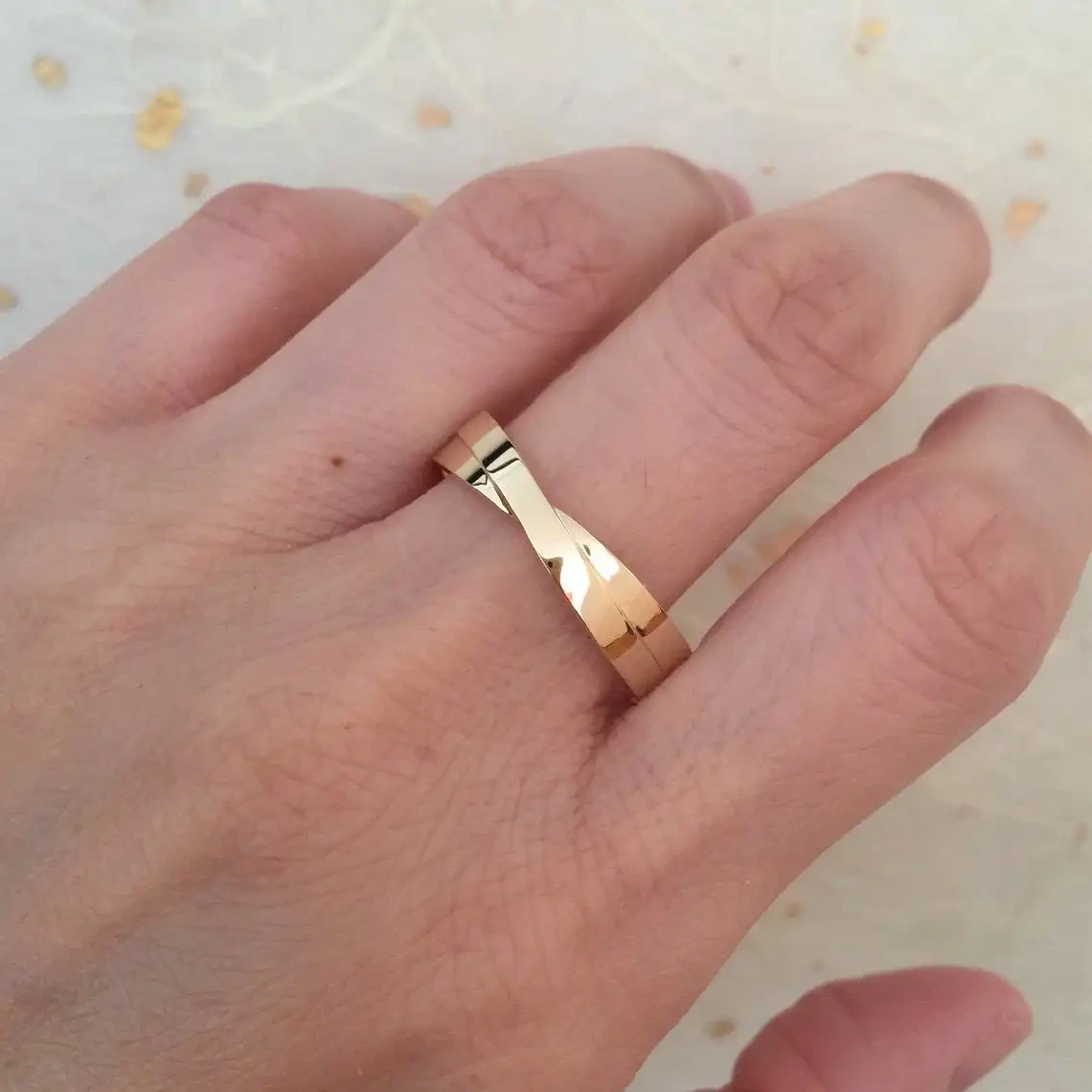 Fashion Men Band épais Bague de mariage à nœuds Infinity 4 mm en 14 carats jaune en or pail 1
