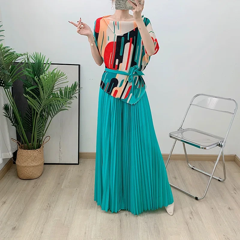 Fabricant de robes plissées de haute qualité - Parfait pour les détaillants et les marques Printemps Nouveau haut imprimé plissé en deux pièces et pantalon droit à jambes larges Ensemble de vêtements décontractés 1