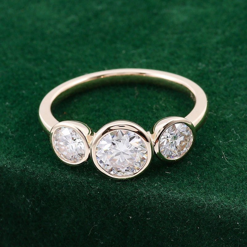 14 carats jaune en or trois pierres Route coupée Moisanite Anneau de fiançailles Def Anneau de fiançailles Diamants Fine Bijoux Anneaux 1
