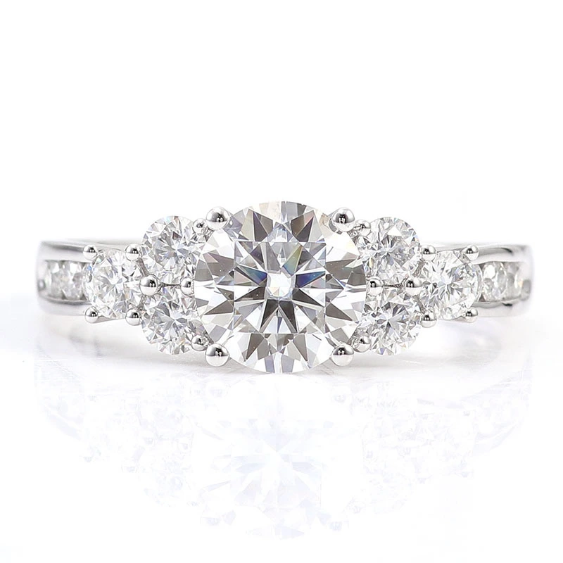 Anillo de compromiso personalizado de oro blanco de 14 k con diamantes de moissanita redondos D/vvs1 para mujer. 1
