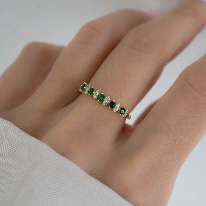 Alliance minimaliste 14 carats sertie d&39;émeraude de laboratoire <000000> et de diamants de laboratoire pour femme 13