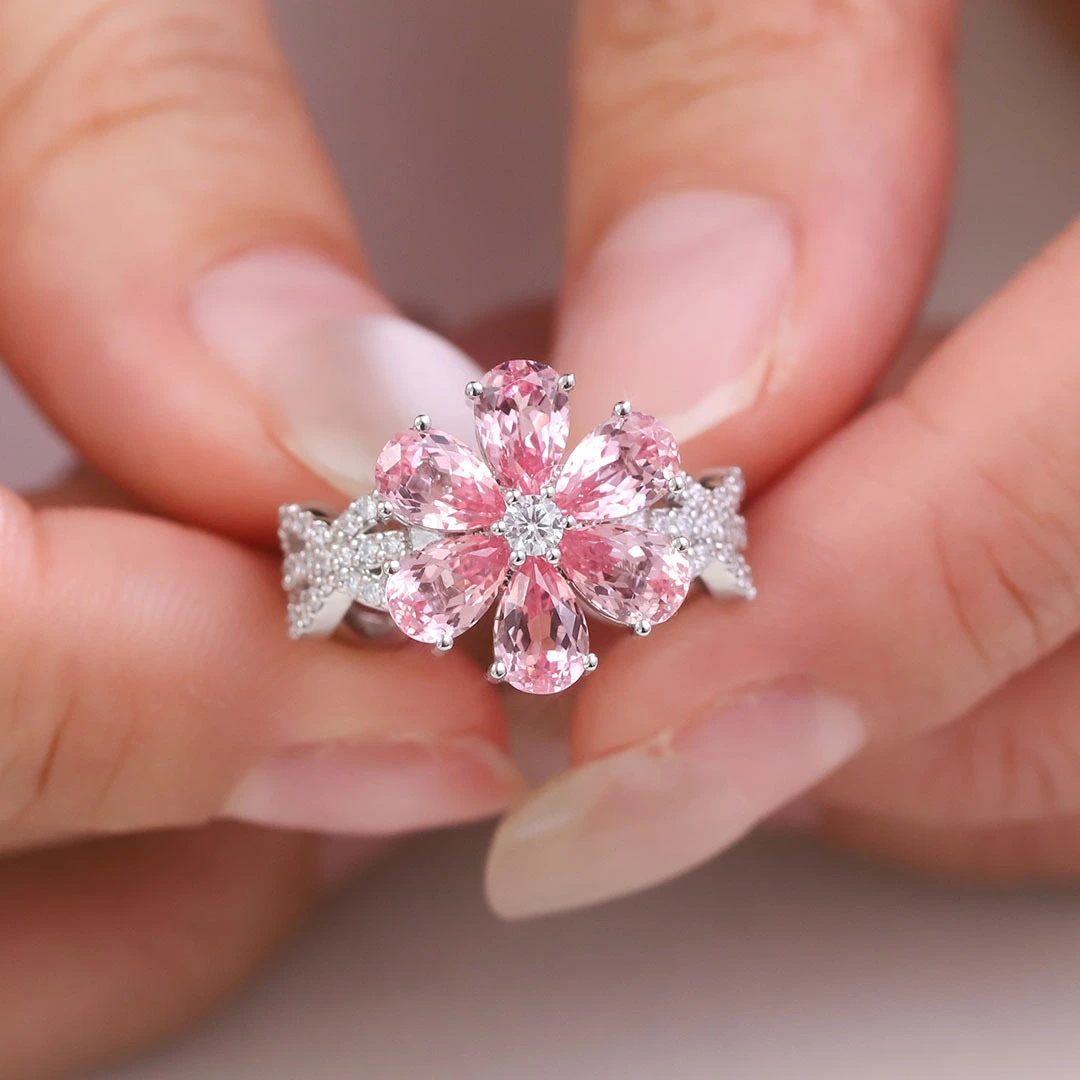 Anillo de compromiso de 10 quilates con zafiro rosa de laboratorio de corte pera de 4 x 6 mm y diamante lateral para mujer. 1