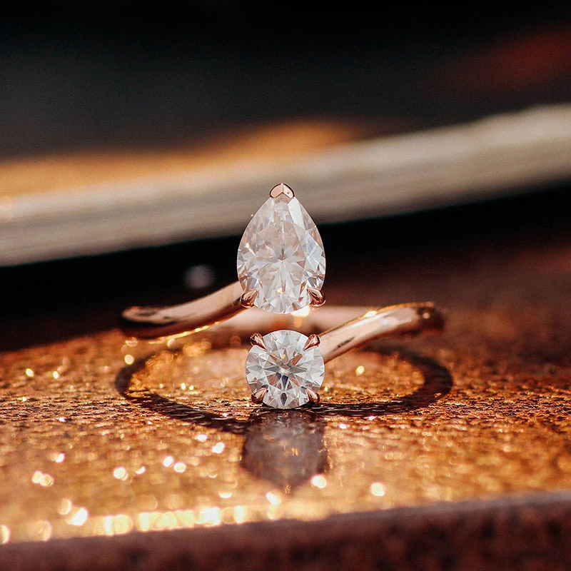 Einfacher Stil weißer runde Birnenform Moissanit Diamant Zwei Steinring in 10k Roségold Ehering 1